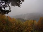 ..... i tylko czasem prześwitują jesienne kolory z parującymi zboczami (foto RM)