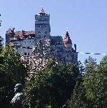 Prawdopodobnie najczęściej odwiedzane przez turystów miejsce w Rumunii, czyli zamek (a jakże!) w Branie. Swoją popularność zdobył za sprawą powieści Brama Stokera, który akcję „Drakuli” umieścił właśnie tutaj. Turyści napierają dosłownie drzwiami i oknami, mimo, że pierwowzór Drakuli, czyli Vlad Țepeș nie miał z zamkiem praktycznie nic wspólnego. Co najwyżej spędził tutaj przejazdem parę nocy lub według innej wersji był tu parę dni więziony.