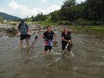Tu nie ma lipy, to jest survival:) zbaczamy czasami ze znakowanych szlaków a wtedy pokonujemy rzeki w ten sposób:)  Nie byłbym sobą, gdybym nie zaserwował uczestnikom takich atrakcji:) Ale Panie są zadowolone:)