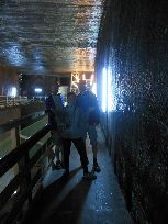 W 1992 roku kopalnie udostępniono do zwiedzania turystom. W największej komnacie zorganizowano mini “park rozrywki”, czyli boisko do koszykówki, bilard, ping pong, diabelski młyn itp. W jednej, lekko zalanej komnacie można popływać łódką w słonym jeziorku na głębokości ok. 120 m (15 minut pływania łódką – 10 lei).