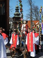 Tokarnia 2013. Zwyczaj ciągnięcia figury Chrystusa na osiołku podczas procesji w Niedzielę Palmową jest tradycją staropolską. W XVI i XVII w. takie przypomnienie wjazdu Chrystusa do Jerozolimy było bardzo popularne i miało postać procesji, odbywającej się pomiędzy dwoma kościołami. W Tokarni zwyczaj ten wskrzeszono w 1968 r., kiedy miejscowy rzeźbiarz Józef Wrona wykonał naturalnej wielkości figurę Chrystusa na osiołku, wzorując się na XVI-wiecznej rzeźbie z Muzeum Narodowego w Krakowie.
