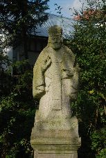 Krempna - kamienna rzeźba św. Mikołaja 