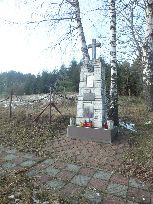 pomnik ku czci ofiar - ciekawy krzyż, niby -rzymski- ale nacięcia wschodnie