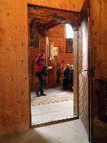 Krótkie spojrzenie przez piękny portal wejściowy.