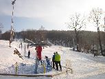 zjazdowcy szusują w ośrodku Kiczera-Ski