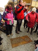 stare plany miast na tablicach wmurowanych w chodnik