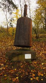 pomnik pobijaka - wszak Bartne kamieniarką stało...