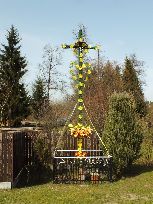 Nowy Biedaczów żegna nas kolejnym udekorowanym krzyżem i...