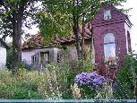 Niezamieszkały dom oraz przydrożna kapliczka