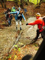 liczne przeprawy przez szerokie strumyki