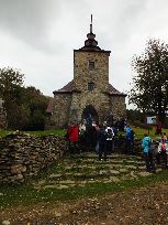 niektórzy słuchają opowieści Pani przewodnik